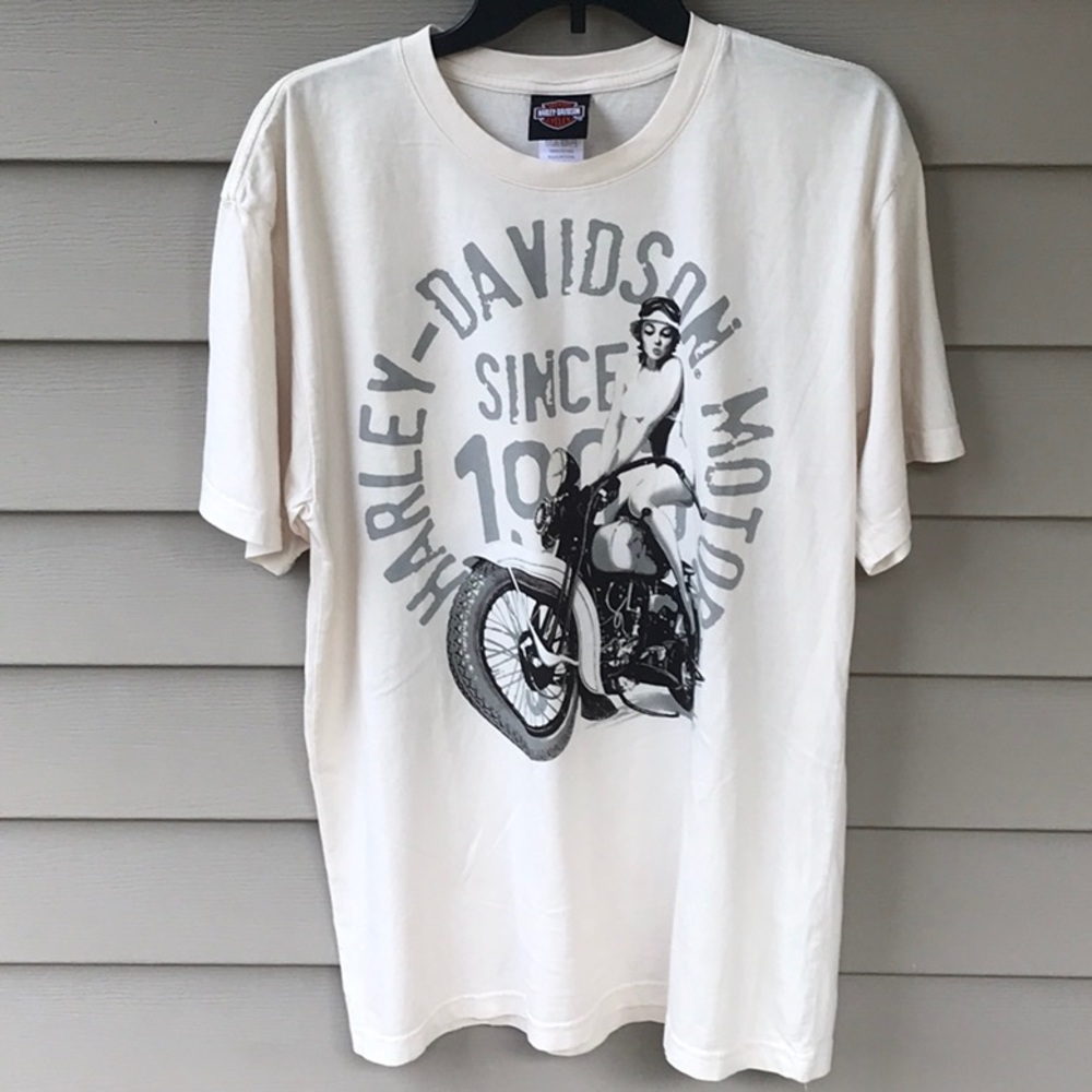 She’s hot, and it’s hot in Sanford, Florida. Sz L